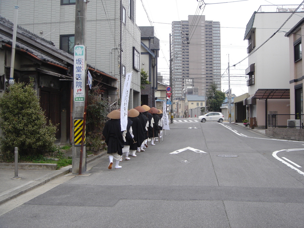 町で見かけた坊さん③