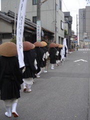 町で見かけた坊さん②