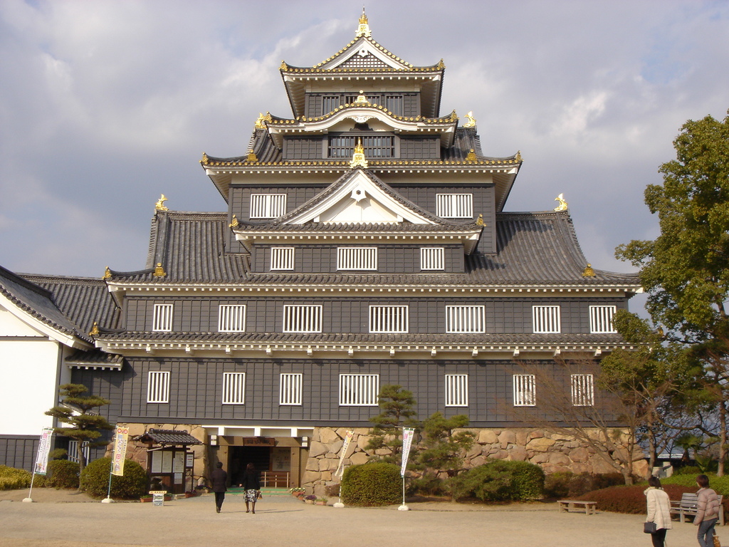 入場手前の岡山城