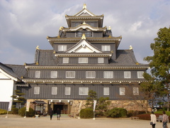 入場手前の岡山城