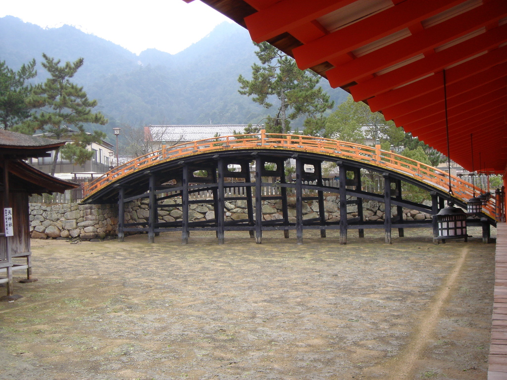 厳島神社の中の橋