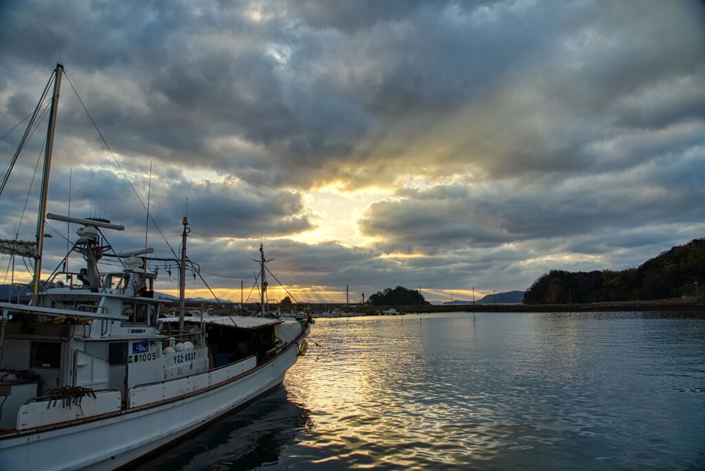 漁船と奈古港の夕景