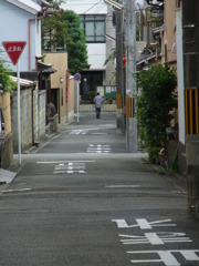 止まれ
