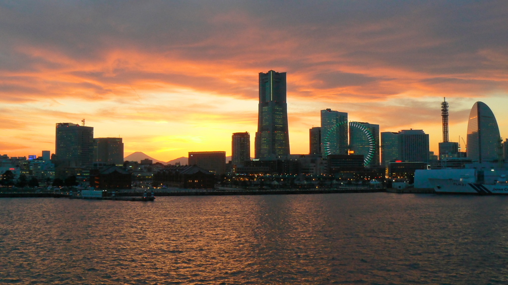 水辺の夕焼け