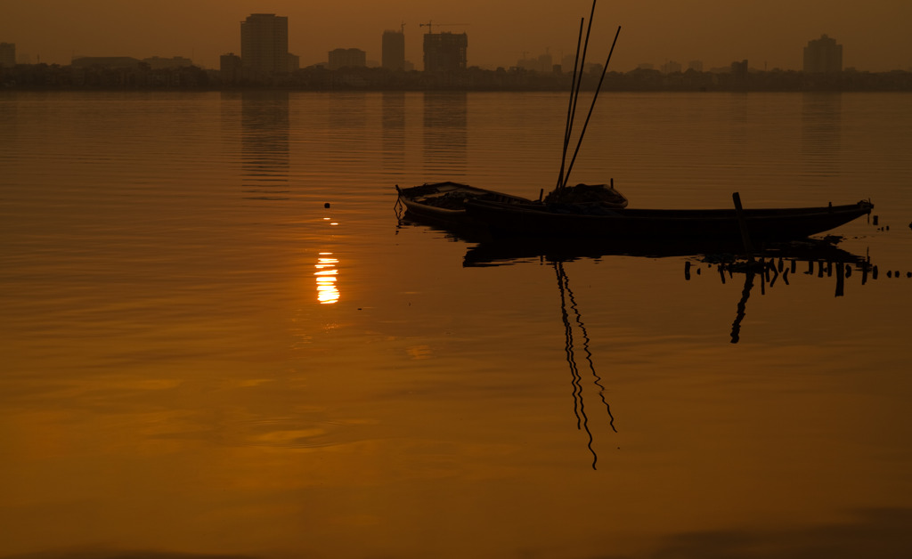 夕暮れのタイ湖