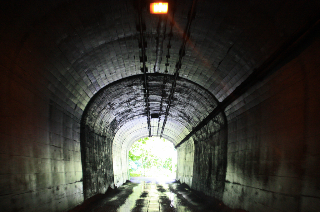 トンネルの先