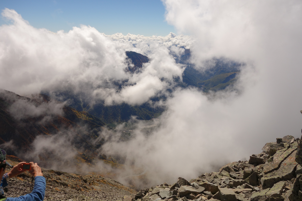 奥穂高山頂より上高地を