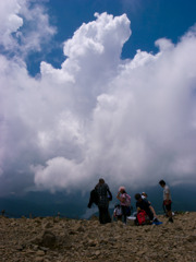 みんな雲の下