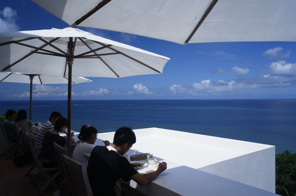 海を見下ろすカフェにて