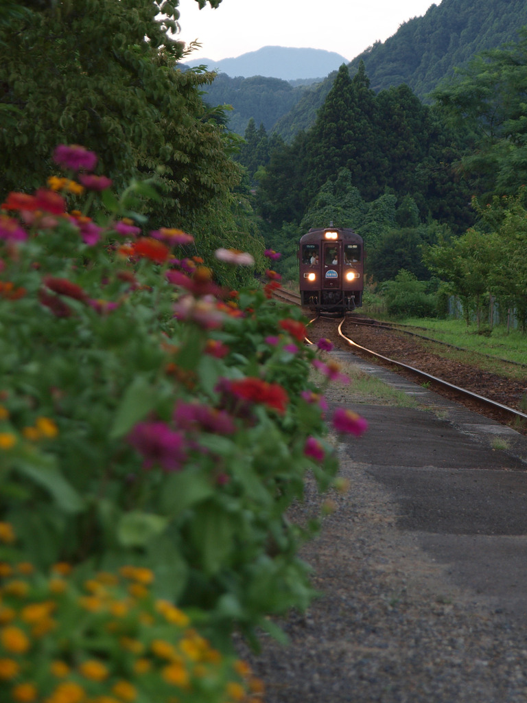 夕暮れの上神梅駅