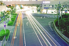 街を行く車