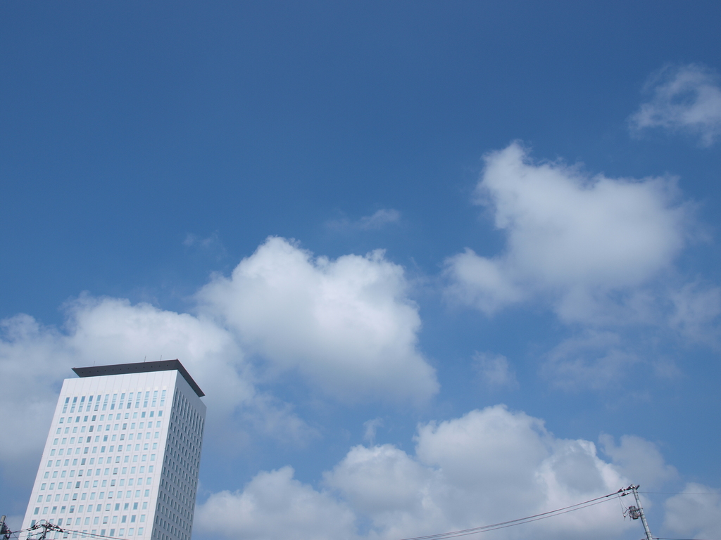 モコモコ雲と建物