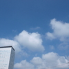 モコモコ雲と建物