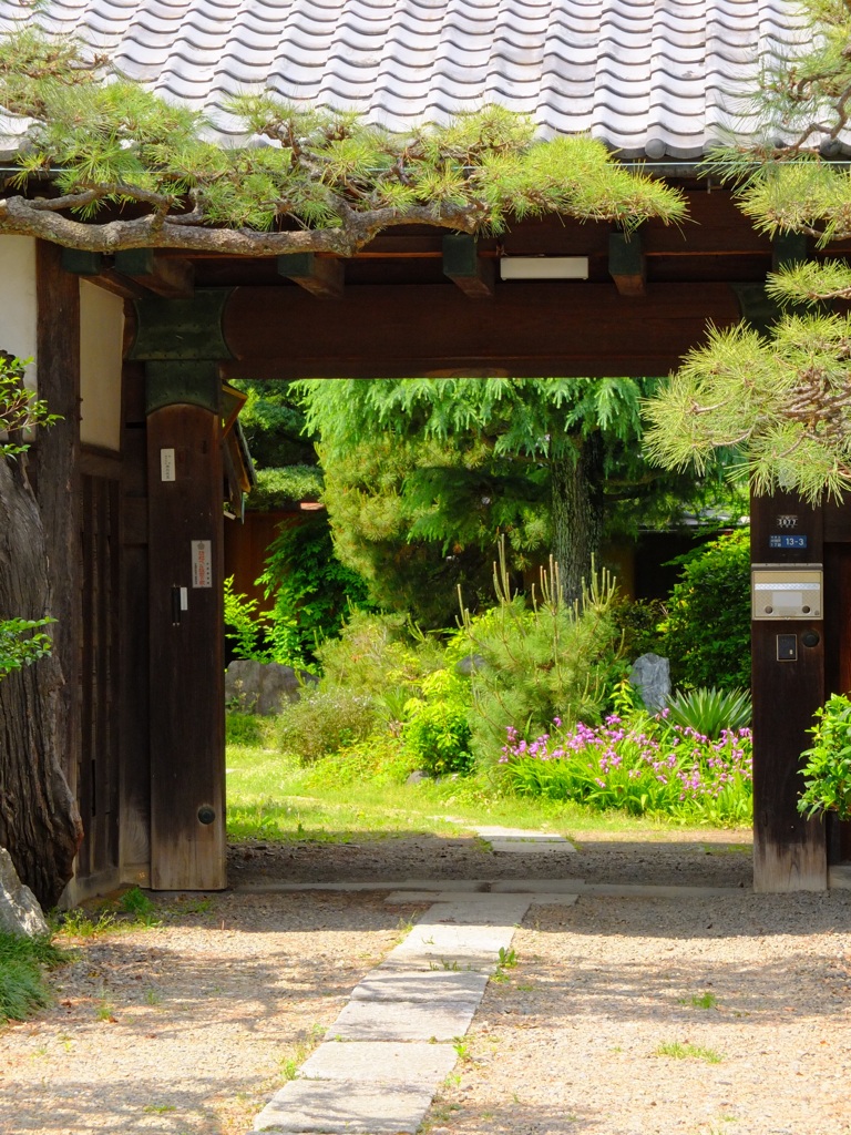 長屋門と花