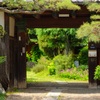 長屋門と花