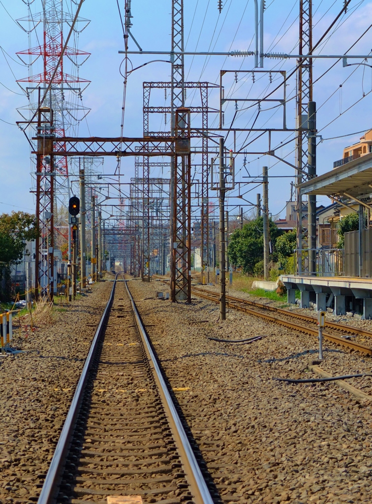 線路　小田栄駅前