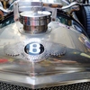 クラシックカーの美　BENTLEY　エンブレムとラジエターキャップ