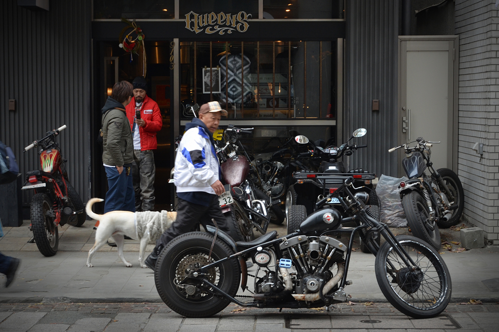 バイクと道行く人 　