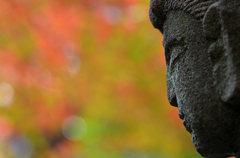 菩薩像と色づく秋