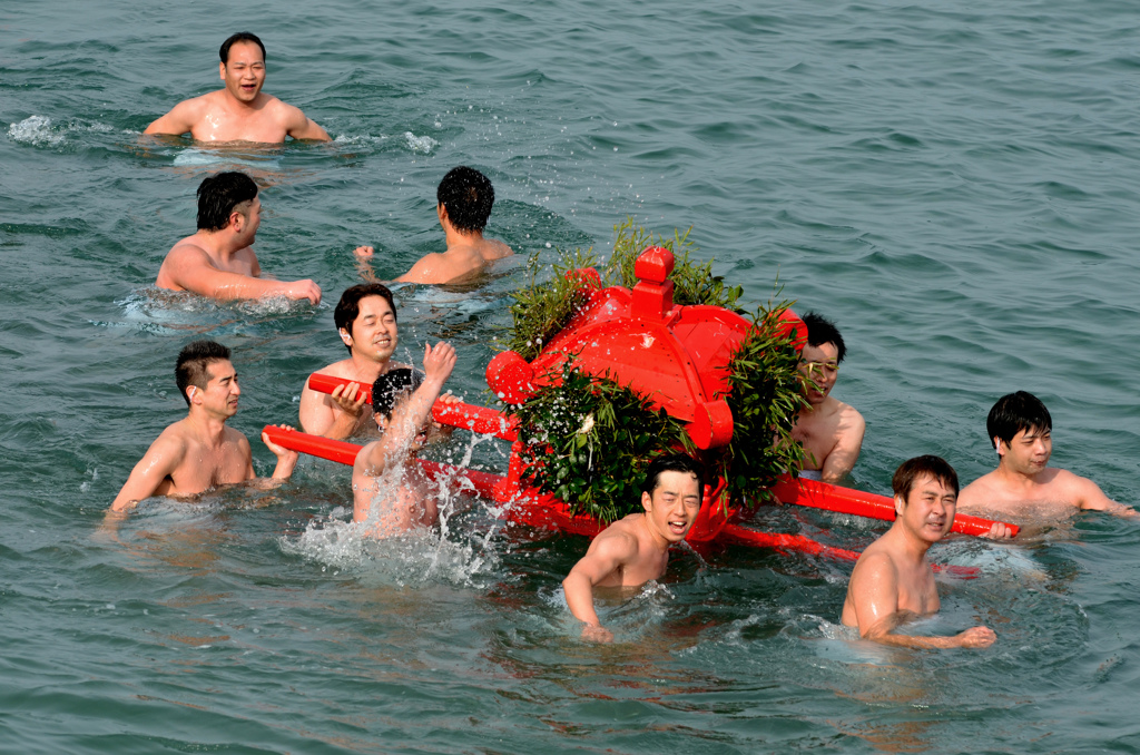 海を渡る神輿