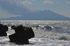 荒れる海と桜島