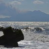 荒れる海と桜島