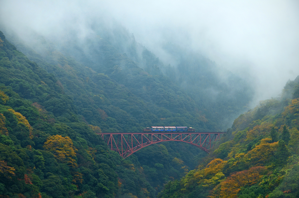 渓谷を渡るトロッコ列車