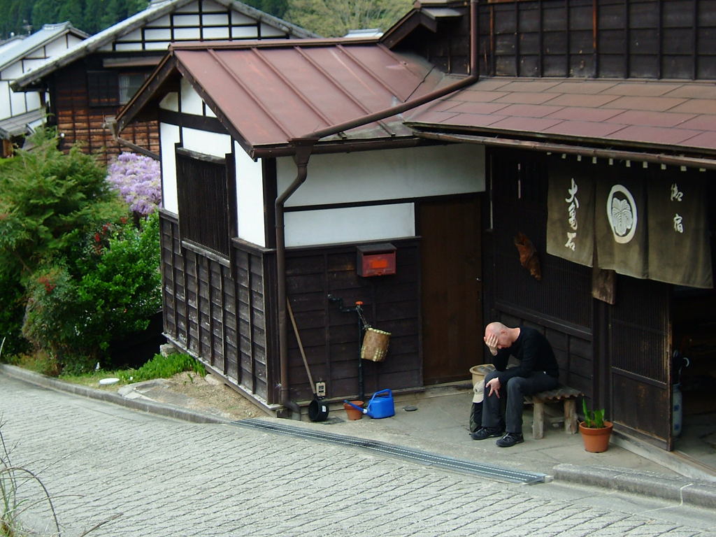 観光地でうなだれる外国人。