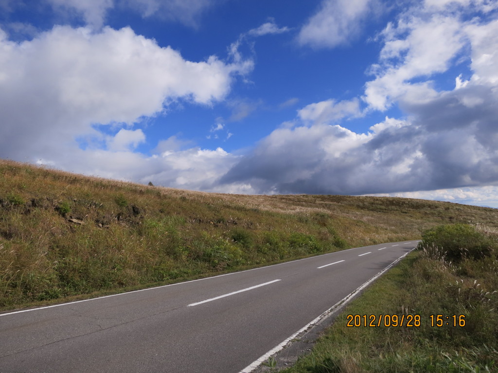 青空と道路。