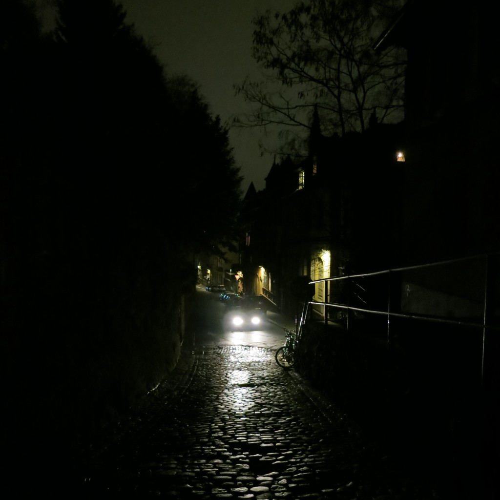 路地裏のヘッドライト