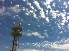 電波塔と青い空。