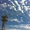 電波塔と青い空。