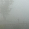 霧の中を歩く男。