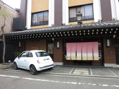 旅館の前で
