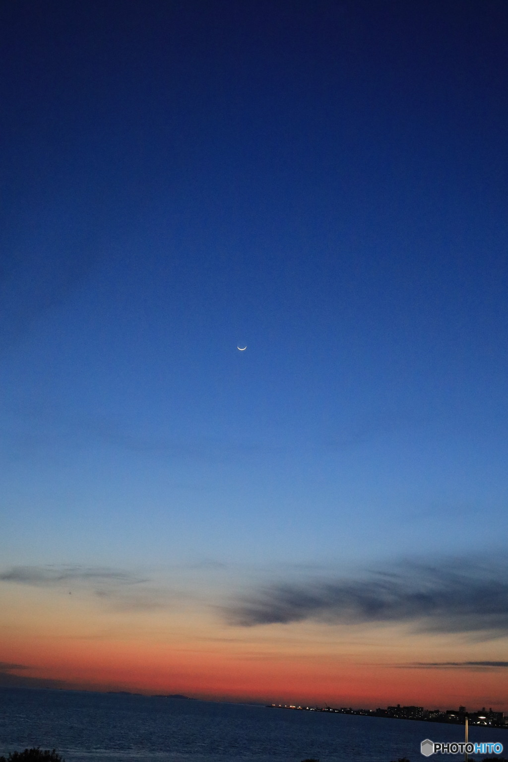 夕陽と月