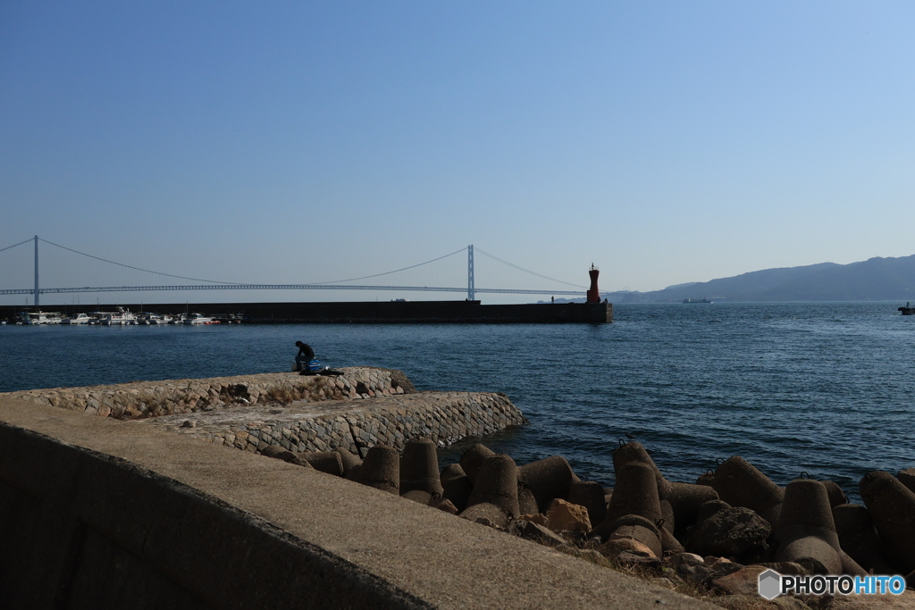 釣り人と明石海峡大橋