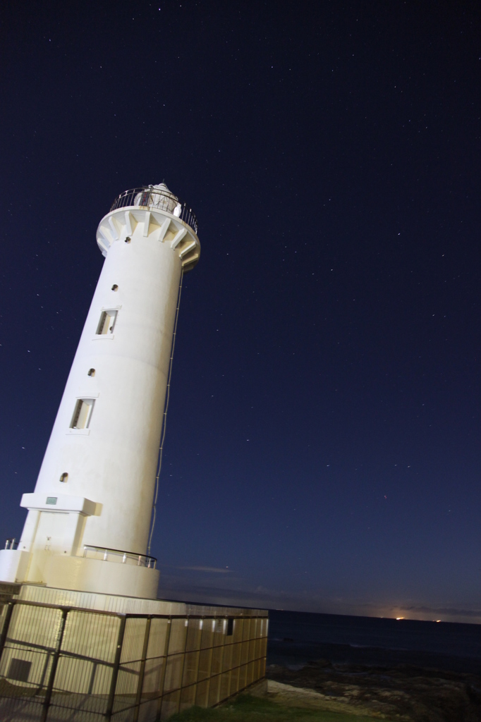 夏の夜空と野間灯台