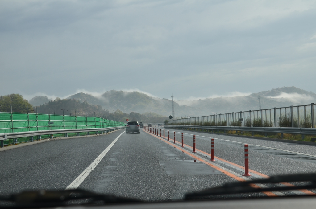 雨のち曇り