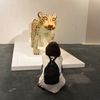 「ヒョウと会話している人」
