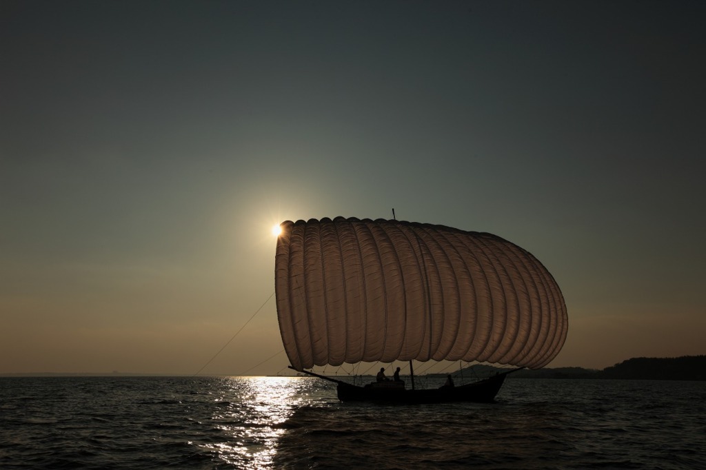 夕日の帆曳き船