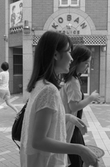 画角内通過美女