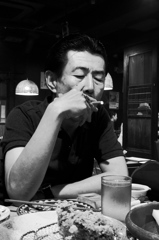 酒と煙草が似合う男