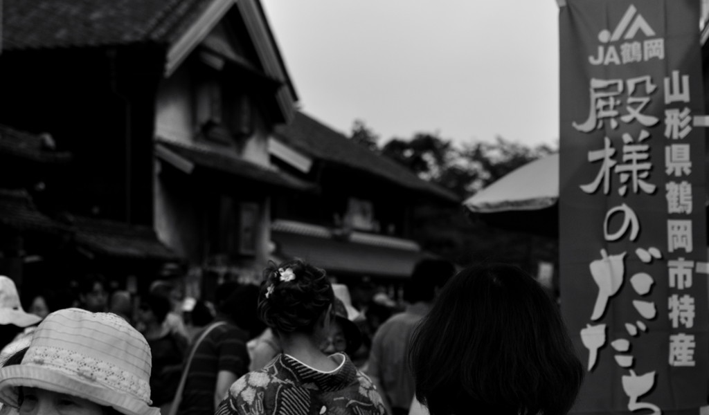 古き町と喧騒