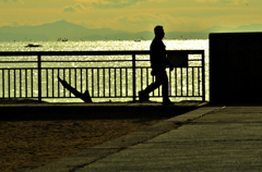 海を背景に
