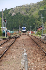 明智鉄道を見送る