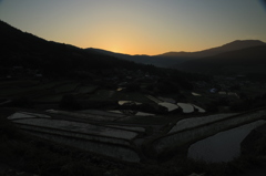 坂折棚田朝を待つ