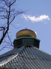 九段下の駅を降りて坂道を