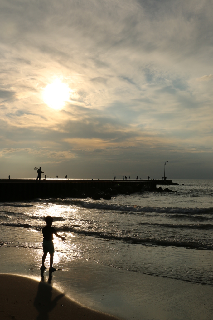 少年と海