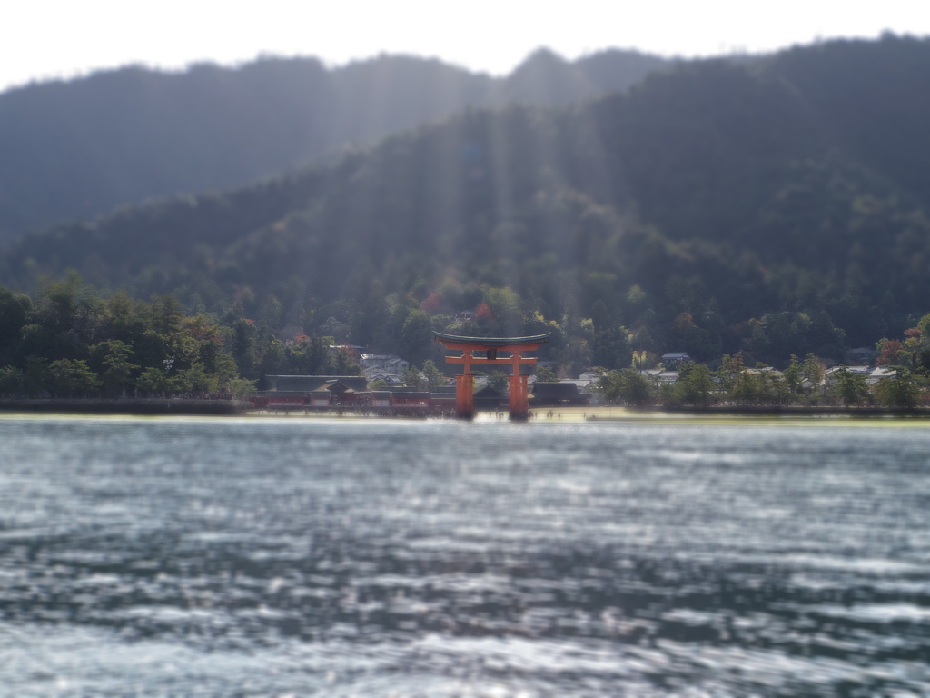光指す厳島神社