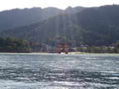 光指す厳島神社